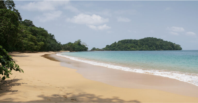 10 praias para descobrir em são tomé e príncipe:  Praia Banana, Praia Jalé, Praia Burra e outras